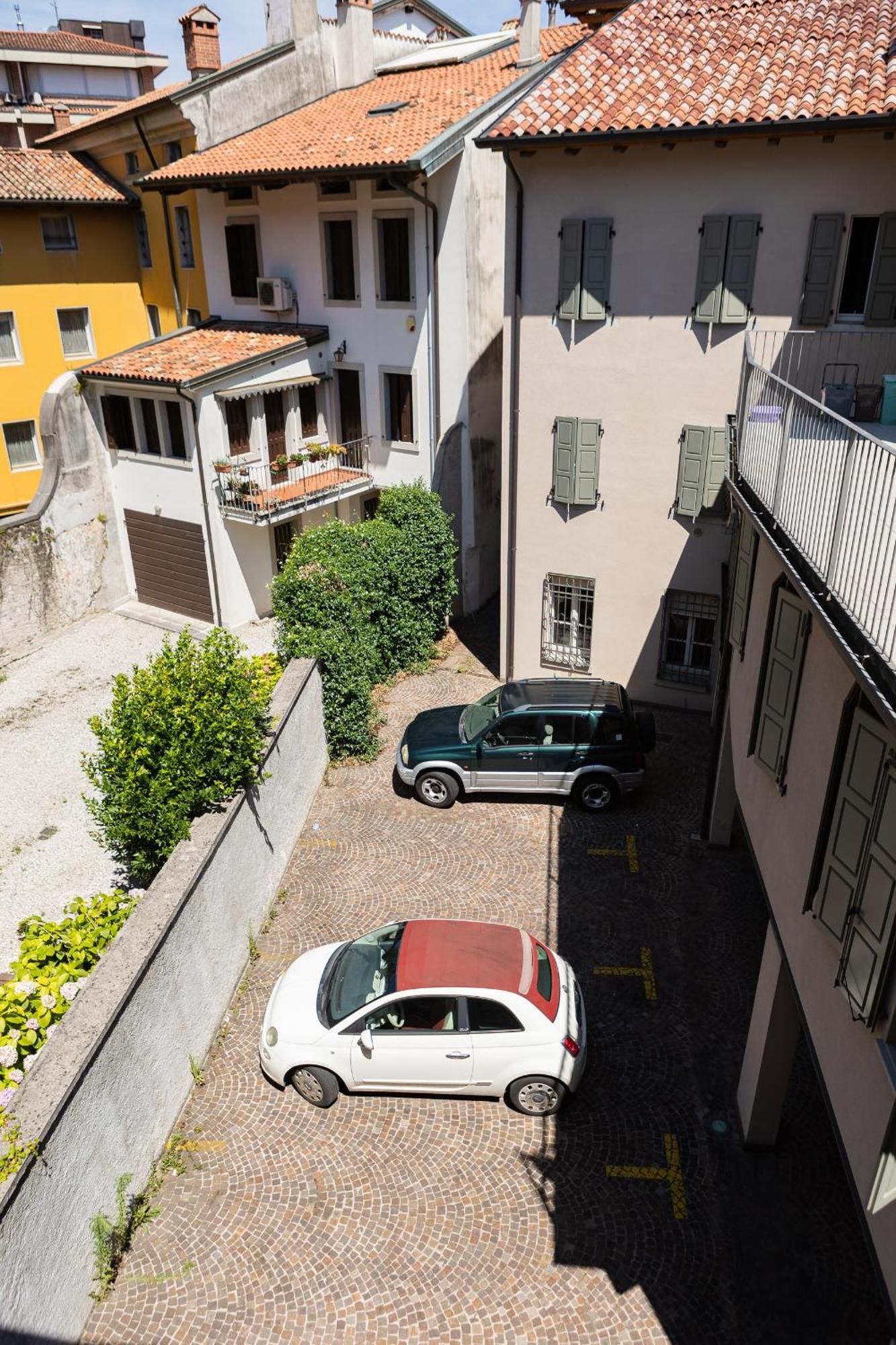 Double Private Parking, 2 Bedrooms & 2 Bathrooms - Elegant Apartment In Old Town ウーディネ エクステリア 写真