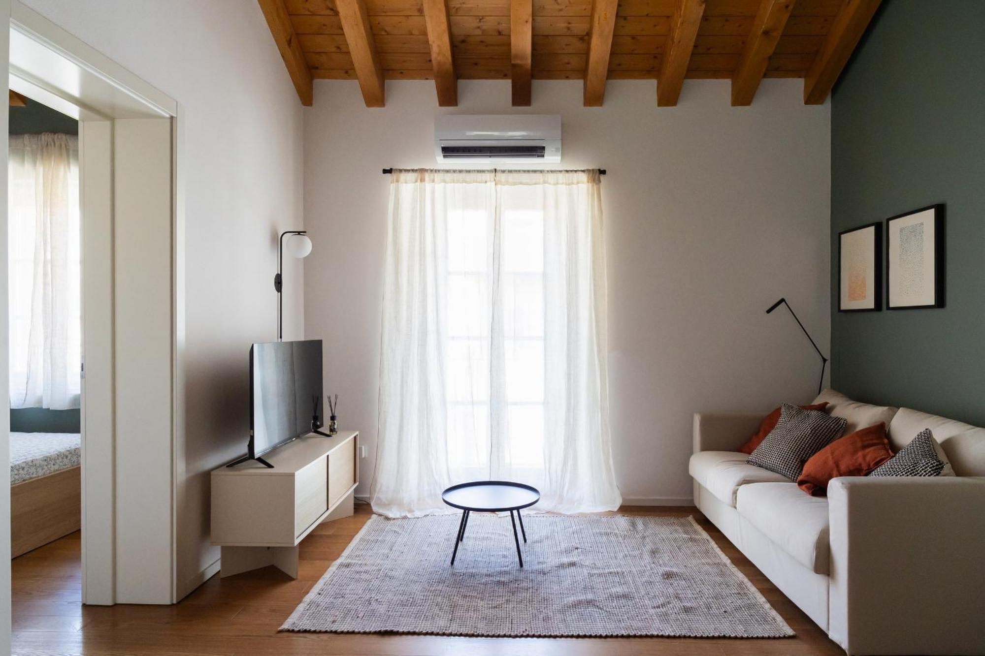 Double Private Parking, 2 Bedrooms & 2 Bathrooms - Elegant Apartment In Old Town ウーディネ エクステリア 写真